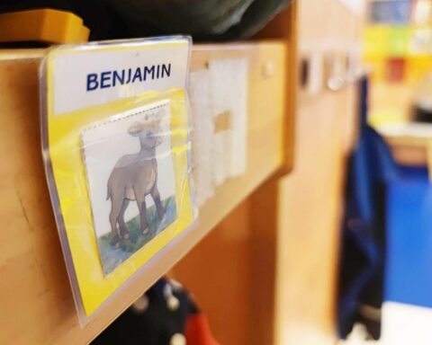 Namensschild in einer Kita, symbolisiert Unterstützung für Kinderbetreuung und verbessertes Kita-Finanzierungssystem.