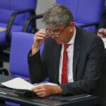 Wolfram Weimer im Fokus, kritisiert für Eingriffe in die Kunstfreiheit und Kulturförderung.