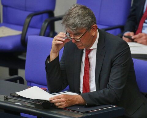 Wolfram Weimer im Fokus, kritisiert für Eingriffe in die Kunstfreiheit und Kulturförderung.