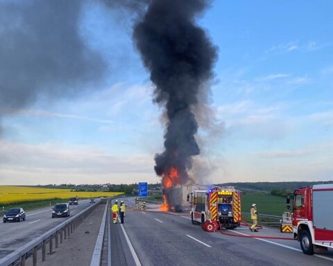 Brennender Lastwagen auf Autobahn, Feuerwehr im Einsatz, Verkehrsbehinderungen, keine Personenschäden.