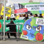 Demonstranten bilden ein Windrad, protestieren gegen Gaskraftwerke und für erneuerbare Energien in Hamm.