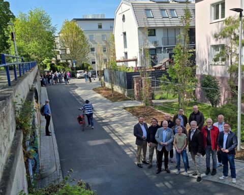 Freigabe der modernisierten Büngelerstraße und Rurdammweg mit Bürgermeister und Anwohnern.