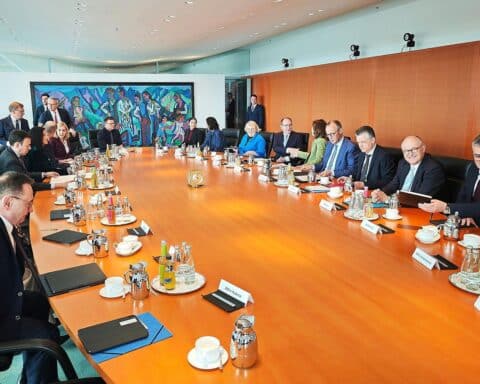 Bundeskabinett beschließt Senkung der Luftverkehrsteuer für Reisen, ab 1. Juli 2026 gültig.