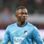 Zwei Mannschaften im Wettkampf, emotionales Spiel, Tore, Spannung, unentschieden, Fan-Reaktionen, Fußballatmosphäre.