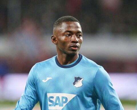 Zwei Mannschaften im Wettkampf, emotionales Spiel, Tore, Spannung, unentschieden, Fan-Reaktionen, Fußballatmosphäre.