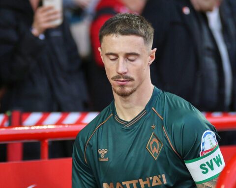 Fußballspiel zwischen 1. FC Köln und Werder Bremen, Torschützen und intensive Zweikämpfe abgebildet.