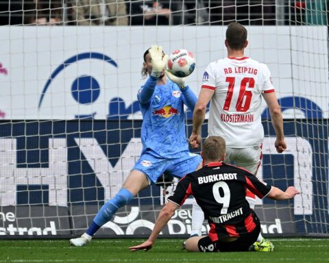 Leipzigs Sieg über Frankfurt: Spieler in Aktion, Jubel, Spannung auf dem Fußballplatz.