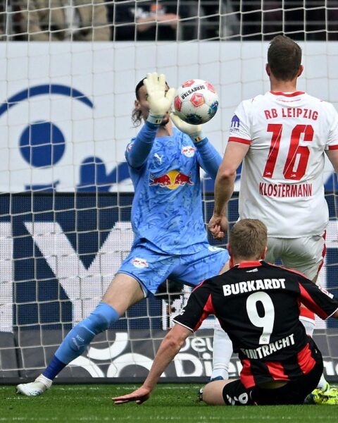 Leipzigs Sieg über Frankfurt: Spieler in Aktion, Jubel, Spannung auf dem Fußballplatz.