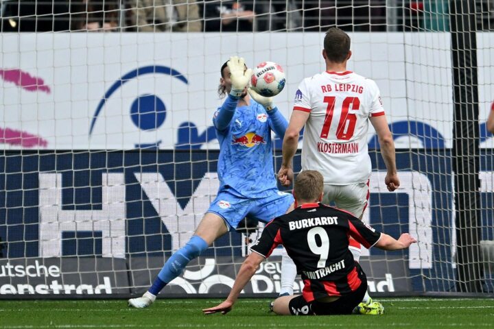 Leipzigs Sieg über Frankfurt: Spieler in Aktion, Jubel, Spannung auf dem Fußballplatz.