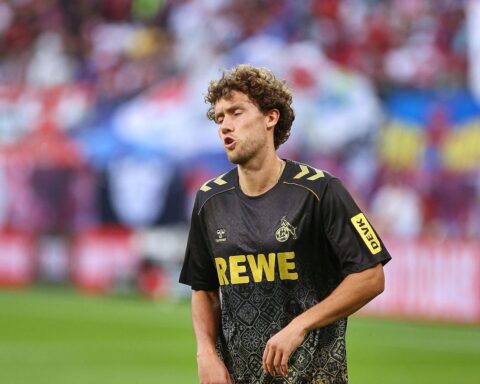 Zwei Fußballspieler im Wettkampf, mit Einsatz für Tore in einem spannenden Bundesliga-Spiel.