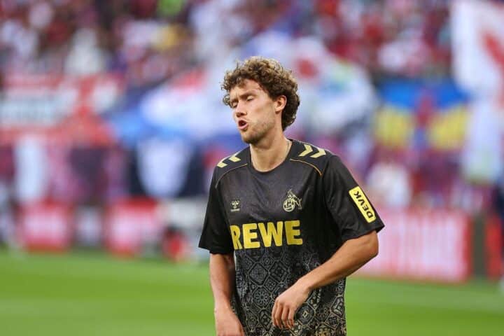 Zwei Fußballspieler im Wettkampf, mit Einsatz für Tore in einem spannenden Bundesliga-Spiel.