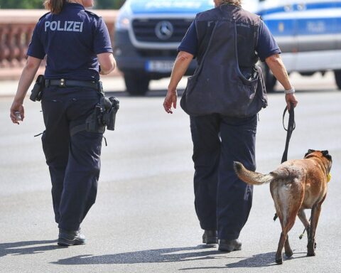 Polizistinnen mit Sprengstoffhunden, die bereit für den Dienst in der Bundespolizei sind.
