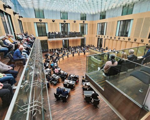 Bundesratsitzung zur Energiesteuersenkung für Kraftstoffe, Proteste, Wirtschaft und Preistrends im Fokus.