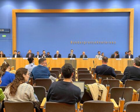 Regierungssprecher bei Pressekonferenz, Hintergrund: Diskussion über Friedensverhandlungen zwischen USA und Iran.