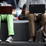 Zwei Männer diskutieren über Cybersicherheit und digitale Souveränität am Computer.