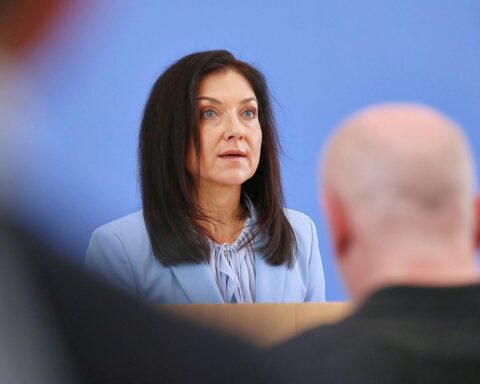 Katherina Reiche präsentiert Wirtschaftsdaten: Wachstumsprognose und globale geopolitische Herausforderungen.