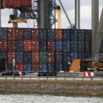 Container im Hafen, Symbol für internationalen Handel und Zollabkommen zwischen EU und USA.