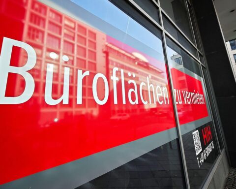 Büroflächen in Berlin zur Vermietung, symbolisiert die steigenden Gewerbemieten und fehlende Regulierung.
