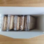 Plastikverpacktes Knäckebrot symbolisiert Abgabenstrategie der Bundesregierung zur Haushaltskonsolidierung.