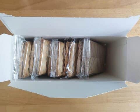 Plastikverpacktes Knäckebrot symbolisiert Abgabenstrategie der Bundesregierung zur Haushaltskonsolidierung.