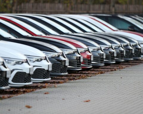 Autos vor einer Tankstelle, symbolisieren steigende Spritpreise und mögliche staatliche Entlastungsmaßnahmen.