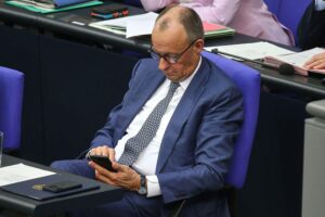 Friedrich Merz im Fokus der politischen Kommunikation; Cyberangriffe bedrohen Regierungsmitglieder und Sicherheit.