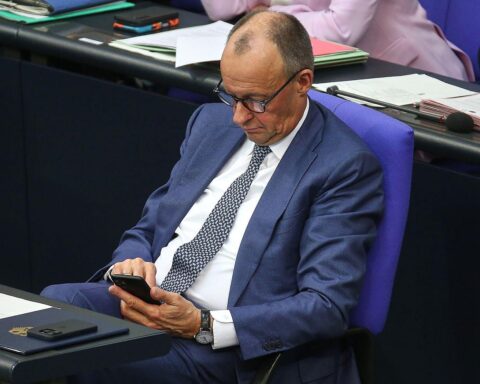 Friedrich Merz im Fokus der politischen Kommunikation; Cyberangriffe bedrohen Regierungsmitglieder und Sicherheit.