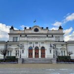 Bulgarisches Parlament mit Abgeordneten, Sitzungssaal und Zeichen politischer Entwicklungen nach Wahlen.