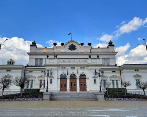 Bulgarisches Parlament mit Abgeordneten, Sitzungssaal und Zeichen politischer Entwicklungen nach Wahlen.