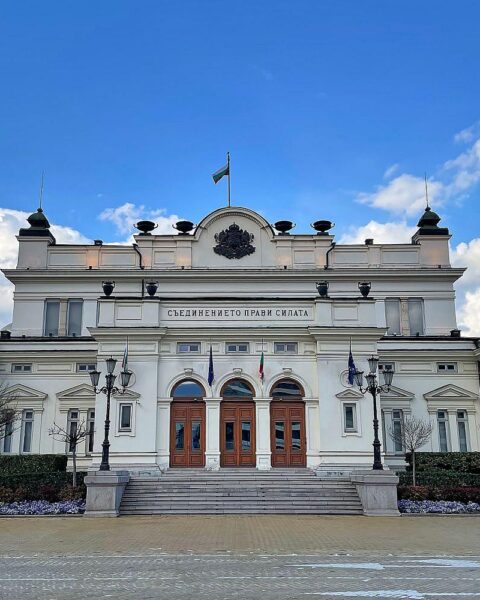 Bulgarisches Parlament mit Abgeordneten, Sitzungssaal und Zeichen politischer Entwicklungen nach Wahlen.