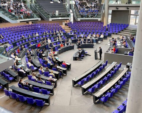 Bundestagssitzung zur Beschleunigung öffentlicher Aufträge mit Fokus auf mittelständische Unternehmen.