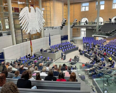Abgeordnete im Bundestag stimmen über "Tankrabatt" und 1.000-Euro-Prämie ab.