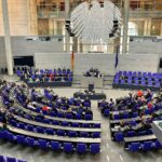 Sitzung im Bundestag mit Abgeordneten, Diskussion über Diätenanpassung und politische Meinungsverschiedenheiten.