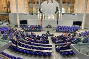 Sitzung im Bundestag mit Abgeordneten, Diskussion über Diätenanpassung und politische Meinungsverschiedenheiten.