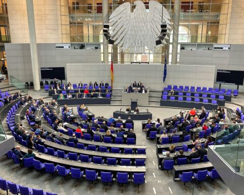 Sitzung im Bundestag mit Abgeordneten, Diskussion über Diätenanpassung und politische Meinungsverschiedenheiten.