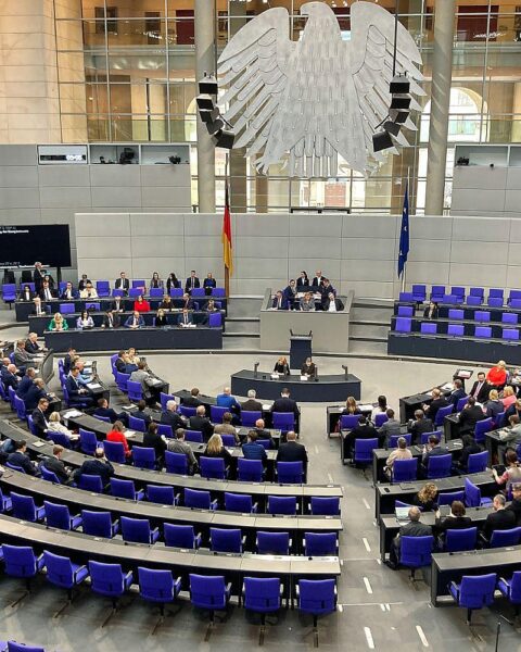 Sitzung im Bundestag mit Abgeordneten, Diskussion über Diätenanpassung und politische Meinungsverschiedenheiten.