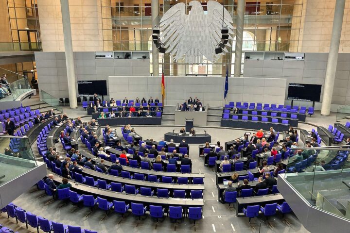 Sitzung im Bundestag mit Abgeordneten, Diskussion über Diätenanpassung und politische Meinungsverschiedenheiten.