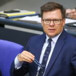 Carsten Schneider diskutiert Energiekrise, Nachhaltigkeit und wirtschaftliche Herausforderungen in Berlin.