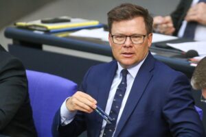 Carsten Schneider diskutiert Energiekrise, Nachhaltigkeit und wirtschaftliche Herausforderungen in Berlin.