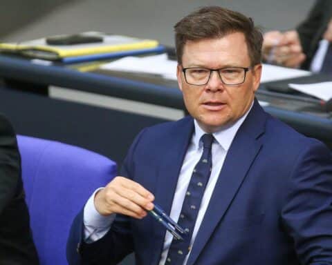 Carsten Schneider diskutiert Energiekrise, Nachhaltigkeit und wirtschaftliche Herausforderungen in Berlin.