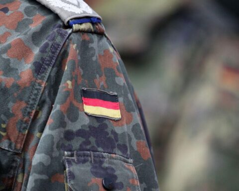 Bundeswehr-Soldat vor Computer, symbolisiert Cyber- und Datenstrategie der Bundeswehr.