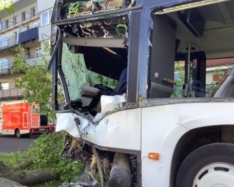 Verunglückter Linienbus auf Straße, Feuerwehr und Rettungsdienst im Einsatz, verletzte Fahrgäste betreut.