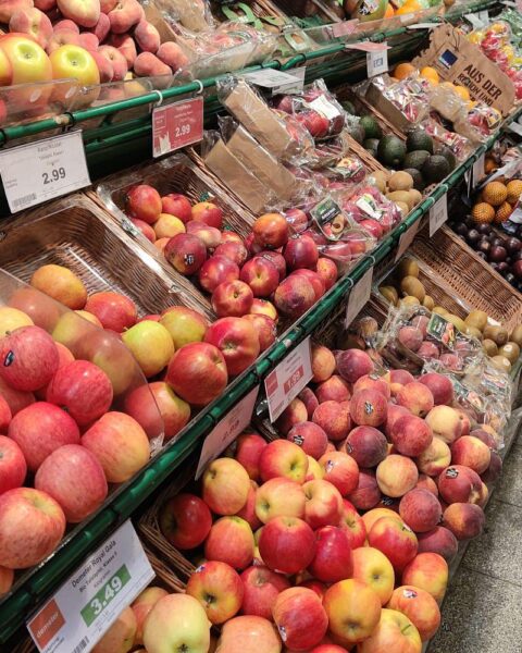 Frisches Obst im Supermarkt, Symbol für gesunde Ernährung und aktuelle Steuerdebatte.