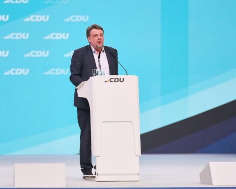 Dennis Radtke warnt vor AfD-Narrativen, fordert Lösungen für Deutschlands Zukunft und Stabilität.