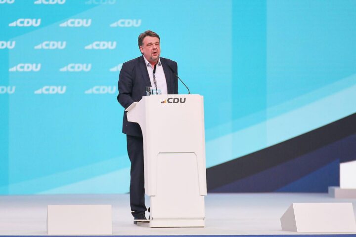 Dennis Radtke warnt vor AfD-Narrativen, fordert Lösungen für Deutschlands Zukunft und Stabilität.