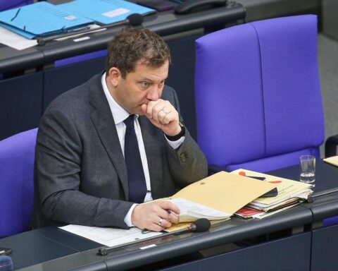 Dennis Radtke kritisiert Lars Klingbeil wegen hoher Spritpreise und fordert schnelle Lösungen.