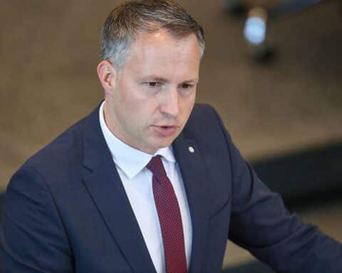 Andreas Bühl spricht über die Neuausrichtung der Demokratieförderung im Thüringer Landtag.