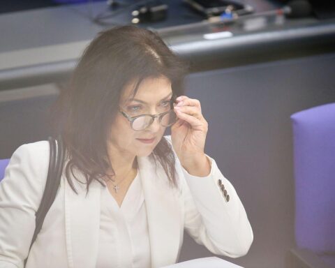 Katherina Reiche diskutiert über Maßnahmen gegen steigende Spritpreise und Pendlerpauschale.