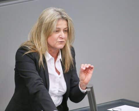 Mechthilde Wittmann diskutiert Preisstrategien und Steuersenkungen für Kraftstoffe in Berlin.