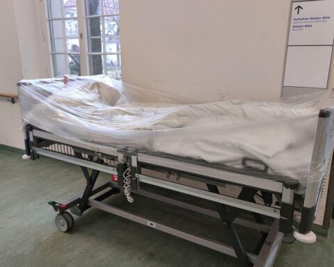 Krankenhausbett mit Fokus auf Gesundheitsreform und Verantwortung für Bürgergeldempfänger.